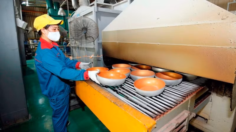 Manufacturing household appliances at a Sunhouse Group factory. (Photo: TUE NGHI)