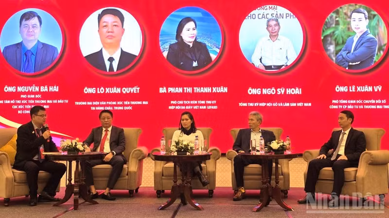 A panel discussion within the framework of the Forum “Solutions to enhance the competitiveness of Vietnamese export products in the global trade chain.” (Photo: KIM DUNG)