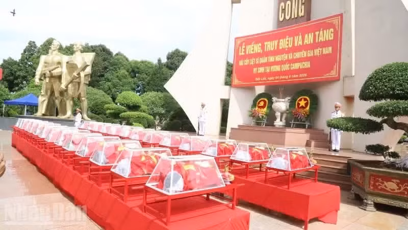 The memorial and burial ceremony for the remains of 27 fallen Vietnamese soldiers repatriated from Cambodia. (Photo: NDO)