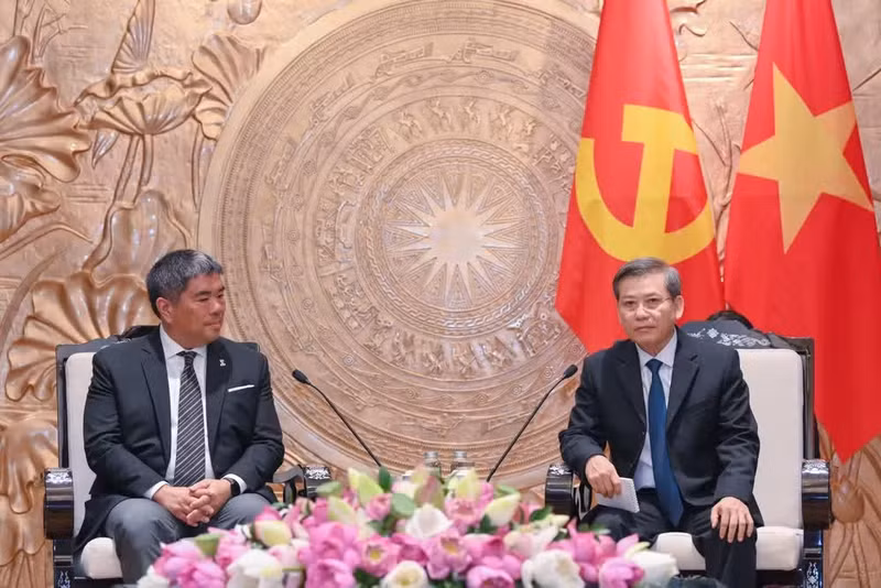 Politburo member, Secretary of the Communist Party of Viet Nam (CPV) Central Committee and head of the committee’s Commission for Internal Affairs Le Minh Tri and Isra Sunthornvut, deputy leader of Thailand’s Democrat Party, Ha Noi, June 7 (Photo: THE DAI/NDO)