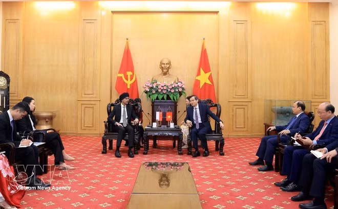 At the meeting between Politburo member and President of the Ho Chi Minh National Academy of Politics Doan Minh Huan and Singaporean Ambassador to Viet Nam Rajpal Singh. (Photo: VNA)