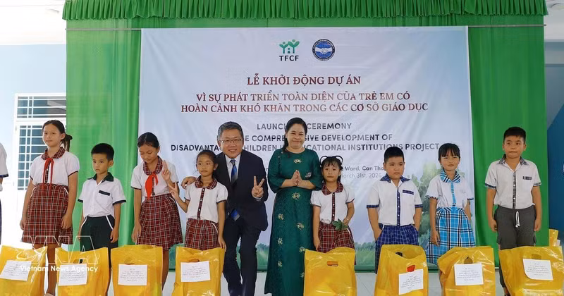 Organisers hand over 40 gift packages to students in difficult circumstances. (Photo: VNA)
