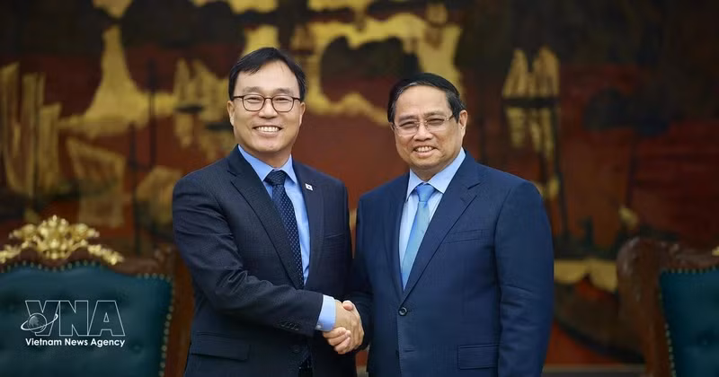 Prime Minister Pham Minh Chinh (R) and Choi Young Sam, Ambassador of the Republic of Korea (RoK) to Viet Nam, in Ha Noi on April 1. (Photo: VNA)
