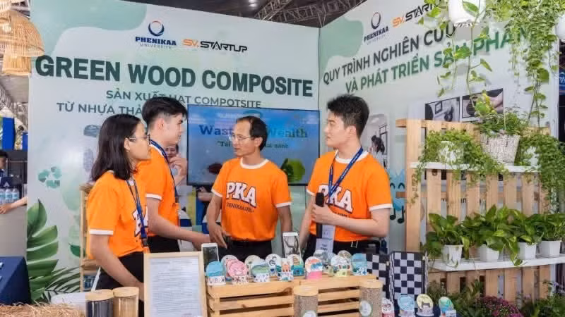 Dr Dang Viet Quang and a group of students present their project, “Production of composite materials from recycled plastics and agricultural by-products”, at the 2025 National Start-up Day for pupils and students. (Photo: Phuoc An)