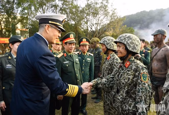 Chinese Defence Minister Dong Jun meets soldiers of Commando Brigade 113. (Photo: qdnd.vn)
