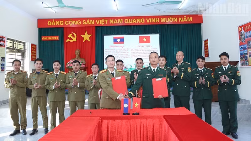 The twinning ceremony between border stations on the Viet Nam-Laos border. (Photo: PHAN THAO)