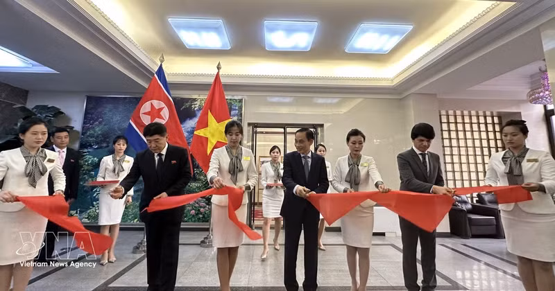 Vietnamese Minister of Foreign Affairs Le Hoai Trung (centre), DPRK Vice Minister Pak of Foreign Affairs Sang Gil (left), and Vietnamese Ambassador to the DPRK Le Ba Vinh cut the ribbon to open the exhibition. (Photo: VNA)