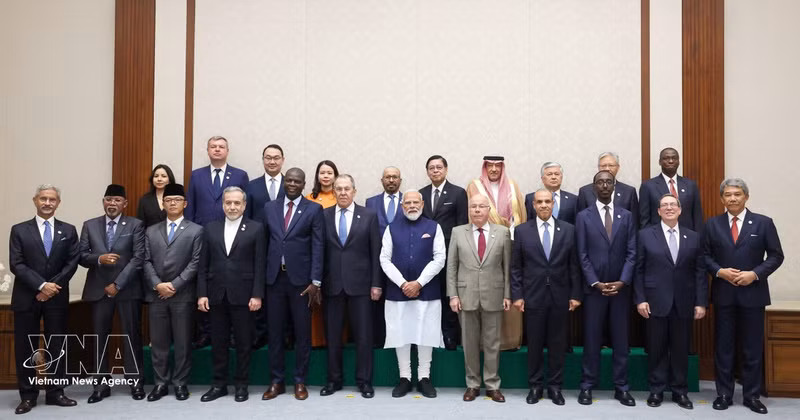 Ministers and deputy ministers from BRICS member and partner countries pose for a group photo while attending the Expanded BRICS Foreign Ministers' Meeting in India on May 14. (Photo: VNA)