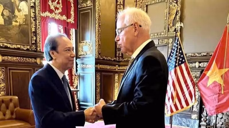 Vietnamese Ambassador to the US Nguyen Quoc Dung (left) meets with Minnesota Governor Tim Walz. (Photo: VNA)