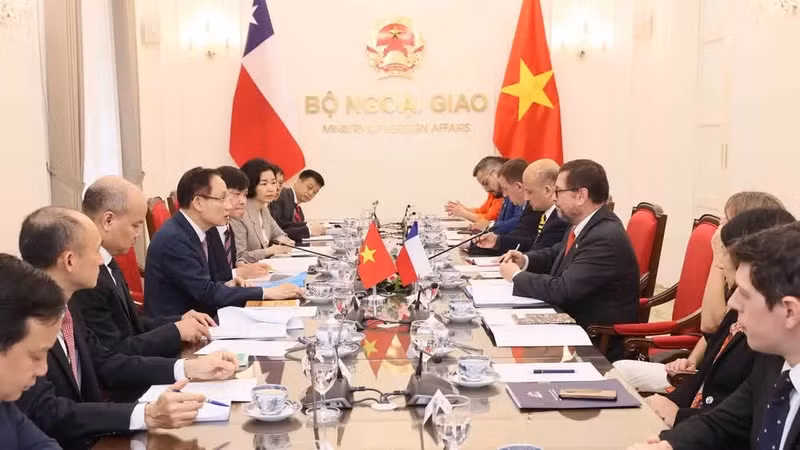 Vietnamese Foreign Minister Le Hoai Trung holds talks with Chilean Foreign Minister Francisco Pérez Mackenna on August 23 (Photo: VNA)