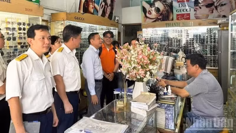 Khanh Hoa’s tax authorities establish task forces to engage with business households eligible for the 1 billion VND income tax exemption threshold, providing guidance and support for their transition into enterprises — an ongoing priority in the province’s private sector development strategy. (Photo: Nguyen Trung)