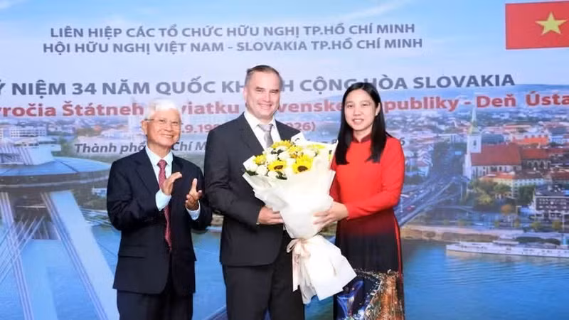 Ha Thanh (right), Chairwoman of the Ho Chi Minh City Union of Friendship Organsations, and Bui Quang Hai (left), Chairman of the Ho Chi Minh City Viet Nam–Slovakia Friendship Association, present flowers to Marian Veres, Chargé d’Affaires ad interim of the Embassy of Slovakia in Viet Nam at the ceremony on August 27. (Photo: VNA)