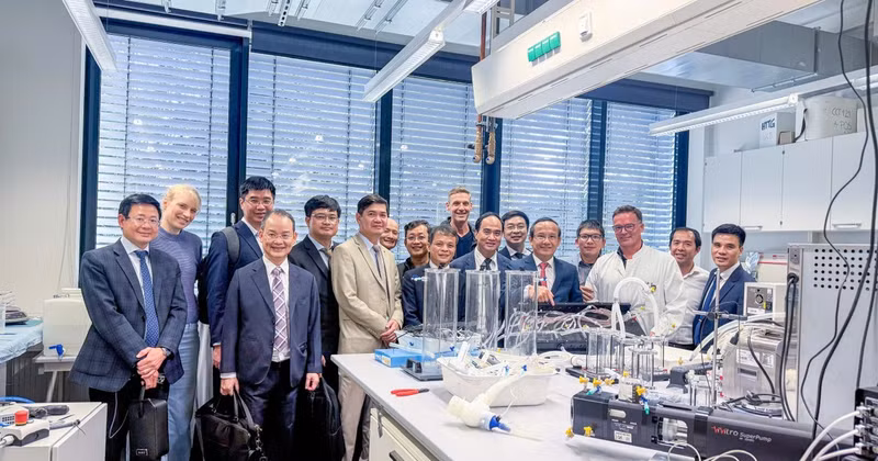 A delegation from 108 Military Central Hospital visits the laboratory of the NIFE Centre for Biomedical Technology and Implant Research in Hannover. (Photo: Hospital)