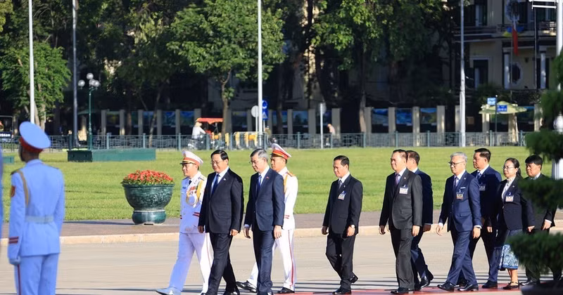 Lao Prime Minister Sonexay Siphandone lays a wreath at the Ho Chi Minh Mausoleum. (Photo: VNA)