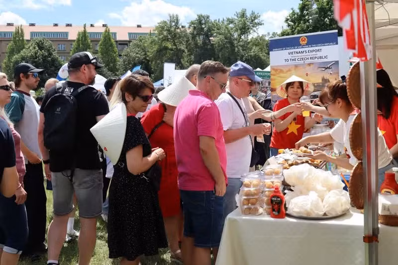 Visitors browse products at the Vietnamese Embassy’s booth. (Photo: VNA)