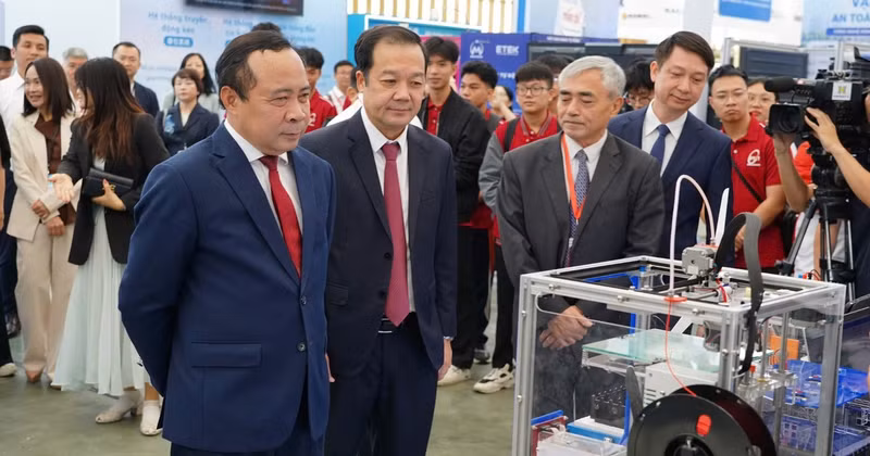 Leaders of the Ministry of Science and Technology visit exhibition stands at an event marking National Digital Transformation Day 2026. (Photo: Ministry of Science and Technology)