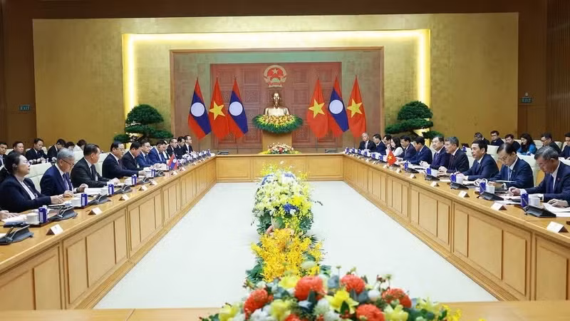 Prime Minister Le Minh Hung and his visiting Lao counterpart Sonexay Siphandone have talks in Ha Noi on June 7 (Photo: VNA)