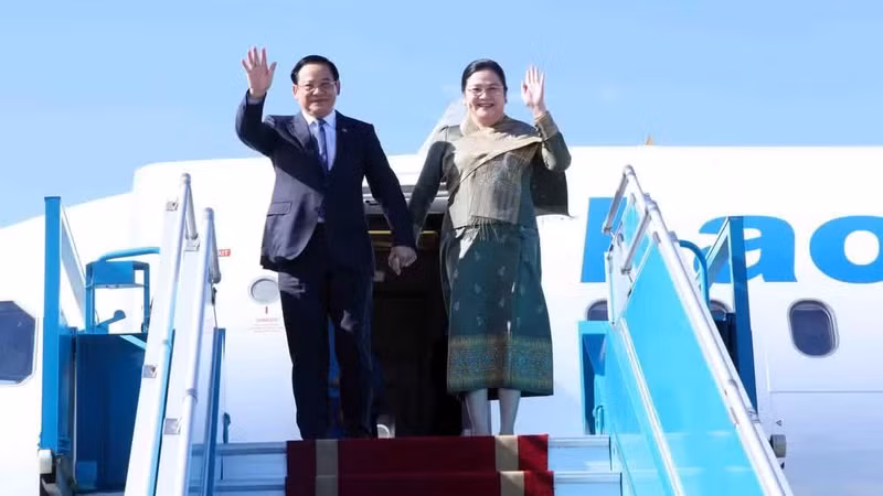 Prime Minister of Laos Sonexay Siphandone and his spouse Vandara Siphandone arrive in Ha Noi on June 7, beginning an official visit to Viet Nam and attendance at the third ASEAN Future Forum (AFF) (Photo: VNA)