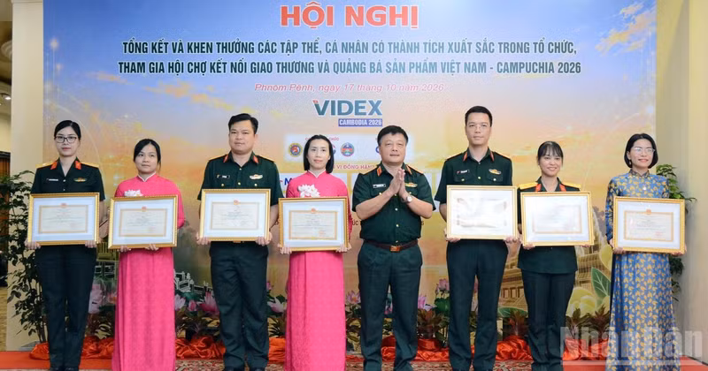 Certificates of merit are presented to individuals for outstanding achievements in organising and participating in the fair. (Photo: Ministry of National Defence)