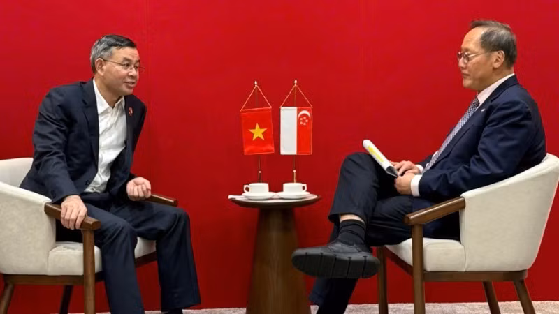 Minister of Finance Ngo Van Tuan and Tan See Leng, Singapore’s Minister for Manpower and Second Minister for Trade and Industry (in charge of Energy and Science & Technology). (Photo: Ministry of Finance)