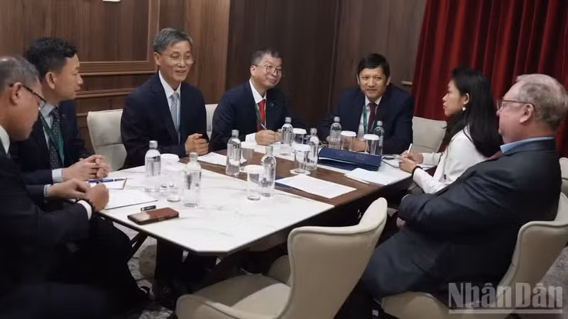 An overview of the working meeting. (Photo: THANH THE)