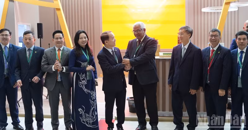 Minister of Justice Hoang Thanh Tung meets with President of the Supreme People’s Court of Cuba Oscar Manuel Silvera Martinez. (Photo: Thanh The)