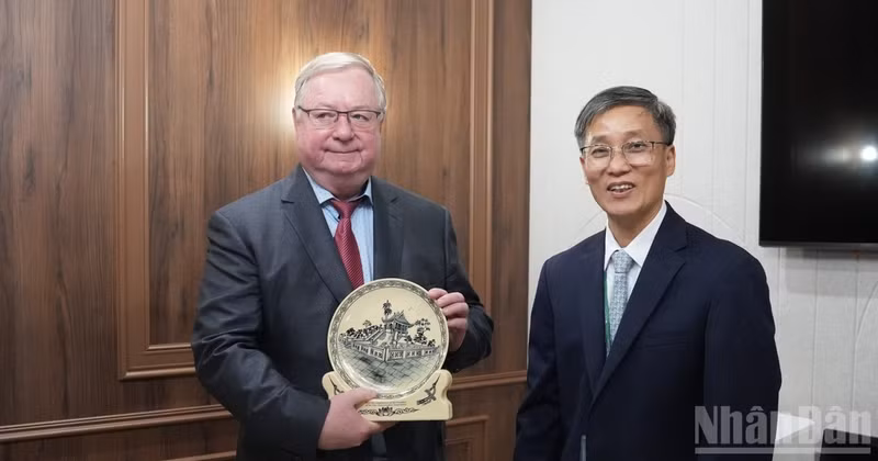 President of the Viet Nam Lawyers Association Nguyen Khanh Ngoc and President of the Russian Lawyers Association Sergey Stepashin. (Photo: THANH THE)