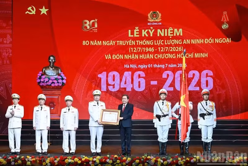 National Assembly Chairman Tran Thanh Man presents the Ho Chi Minh Order to the external security force at the ceremony in Hanoi on July 1, in recognition of its outstanding contributions to the revolutionary cause of the Party and the nation. (Photo: NDO)