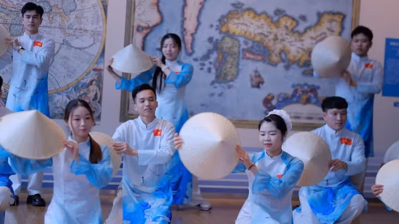 The Ao Dai dance performance titled “Viet Nam - My Homeland” by the Vietnamese Association in the Kansai region at the Asian Pao Festival.