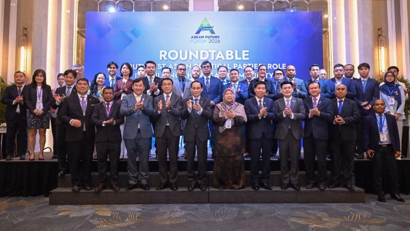 Politburo Member and Minister of Foreign Affairs Le Hoai Trung poses for a photograph with delegates attending the roundtable discussion. (Photo: TRAN HAI)