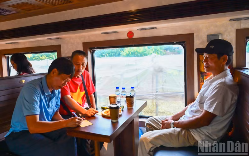 A group of visitors from Ho Chi Minh City, who had missed the chance to travel to Ha Noi during National Day, said this journey by tourist train nonetheless gave them unforgettable experiences. Tan, representing the group, wrote down his reflections on the trip.