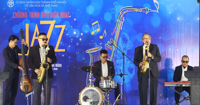 Meritorious Artist Quyen Van Minh and his band perform Jazz melodies in the open-air setting of the Octagonal House at Ly Thai To Flower Garden (Hoan Kiem Ward, Ha Noi). (Photo: Organising Committee)