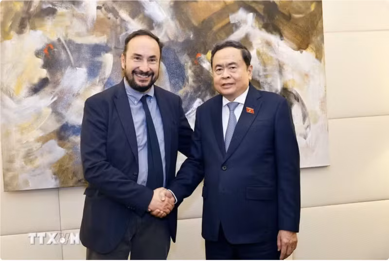 National Assembly Chairman Tran Thanh Man (right) and Maurizio Acerbo, General Secretary of the Communist Refoundation Party (PRC) of Italy at their meeting on April 14 (Photo: VNA)