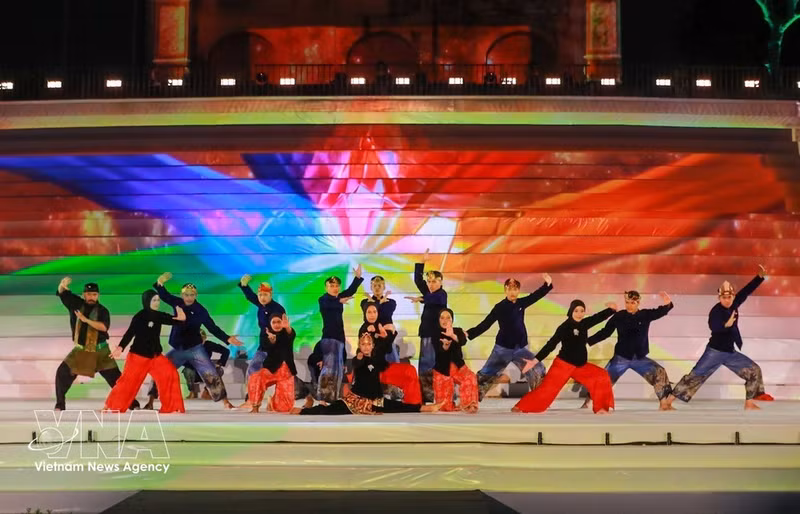 A martial arts performance by the Indonesian delegation at the opening ceremony of the 2026 Ha Noi International Martial Arts Festival on August 7 (Photo: VNA)