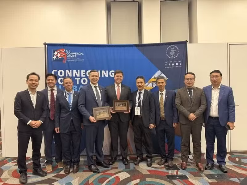 The Vietnamese delegation and senior US officials at their meeting (Photo: Ministry of Industry and Trade)