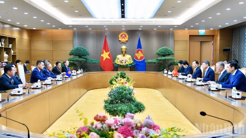 The September 30 meeting between Prime Minister Le Minh Hung and heads of delegations from ASEAN countries and the ASEAN Secretariat attending the ASEAN Law Enforcement High-level Conference on Cooperation in Combating Criminal Fugitives (Photo: NDO)