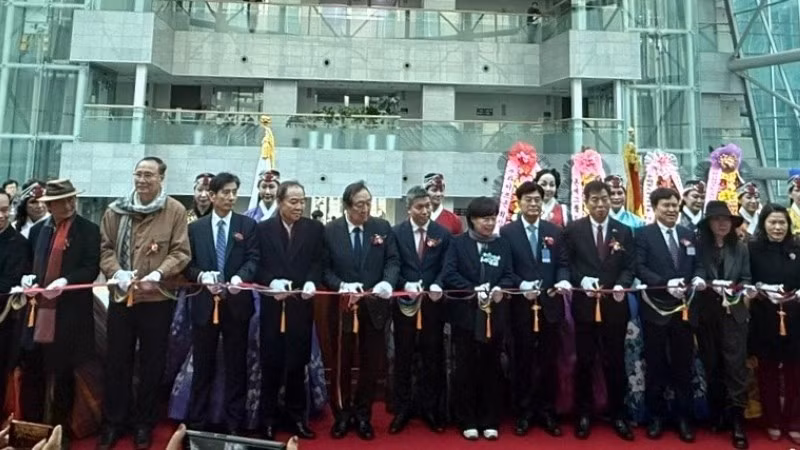 Delegates cut the ribbon to open the exhibition. (Photo: Embassy of Viet Nam in the Republic of Korea)
