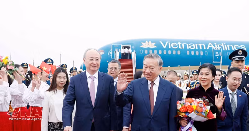 Vietnamese Party General Secretary and State President To Lam (centre) and his spouse are welcomed at Beijing Capital International Airport on April 14. (Photo: VNA)
