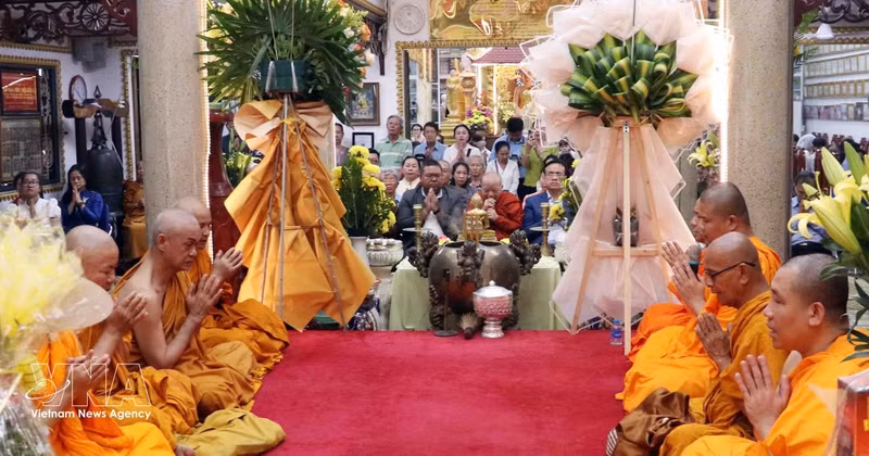 Buddhist monks perform a ritual of praying for peace and blessings during the traditional New Year celebrations of Cambodia, Laos, and Thailand at Pho Minh Pagoda, Ho Chi Minh City, on April 11, 2026. (Photo: VNA)