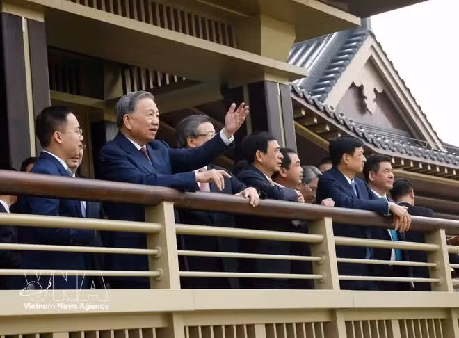 Party General Secretary and State President To Lam and his entourage visit the Xiong'an New Area in Hebei province on April 14. (Photo: VNA)