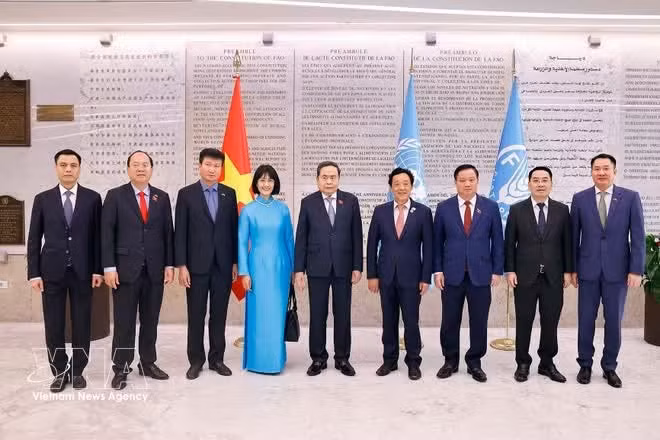 National Assembly Chairman Tran Thanh Man (centre), FAO Director-General Qu Dongyu (fourth, right) and offficials at the meeting on April 14. (Photo: VNA)