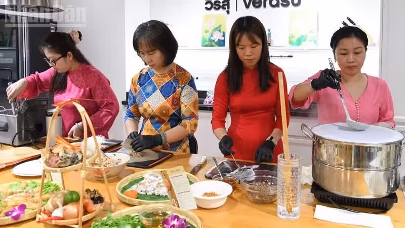 “Chefs” dressed in Ao dai and Ao ba ba (the traditional southern Vietnamese blouse) highlighted the elegance of Vietnamese women. (Photo: Minh Thang)