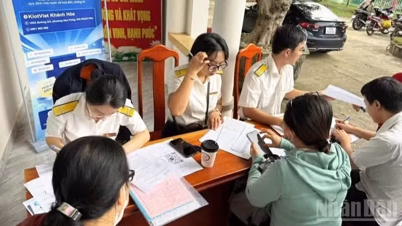 Tax officials in Khanh Hoa assist business households in using authenticated e-invoices or those generated from connected cash registers, thereby improving transparency and standardisation while limiting tax losses.