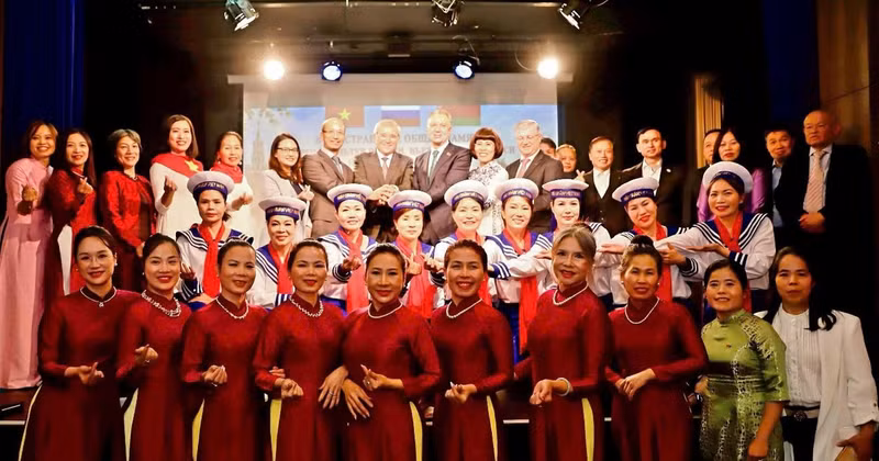 Delegates attending the cultural exchange programme pose for a commemorative photograph. (Photo: Provided by the Vietnamese Embassy in Hungary)