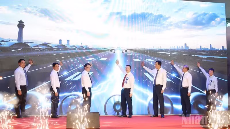 Officials at an announcement ceremony for the Da Nang International Airport's Terminal T1 renovation and expansion project and the first phase of an aircraft apron expansion project (Photo: NDO)