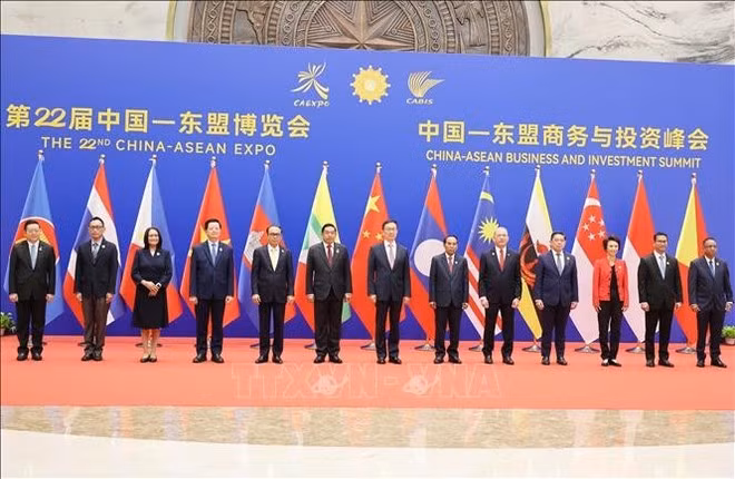 Deputy PM Mai Van Chinh (fourth from left) and delegates at the opening ceremony. (Photo: VNA)
