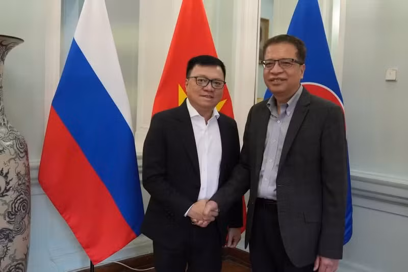 Editor-in-Chief of Nhan Dan Newspaper Le Quoc Minh and Vietnamese Ambassador to Russia Dang Minh Khoi. (Photo: XUAN HUNG)