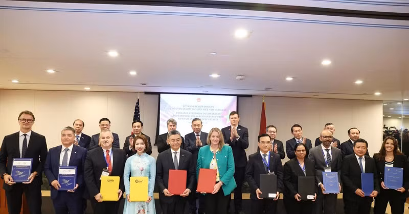 The exchange of cooperation deals between Vietnamese and US firms (Photo: Petrotimes)