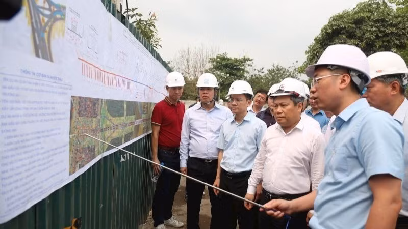 Vu Dai Thang, Chairman of the Ha Noi People’s Committee, inspects site clearance work, temporary resettlement arrangements and the implementation progress of two key projects — Tran Hung Dao Bridge and Tu Lien Bridge. (Photo: Pham Cong)