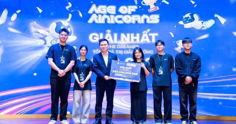 The Quarter Zip team wins first prize at the 2025 VNPT AI Hackathon with its Pine AI project.